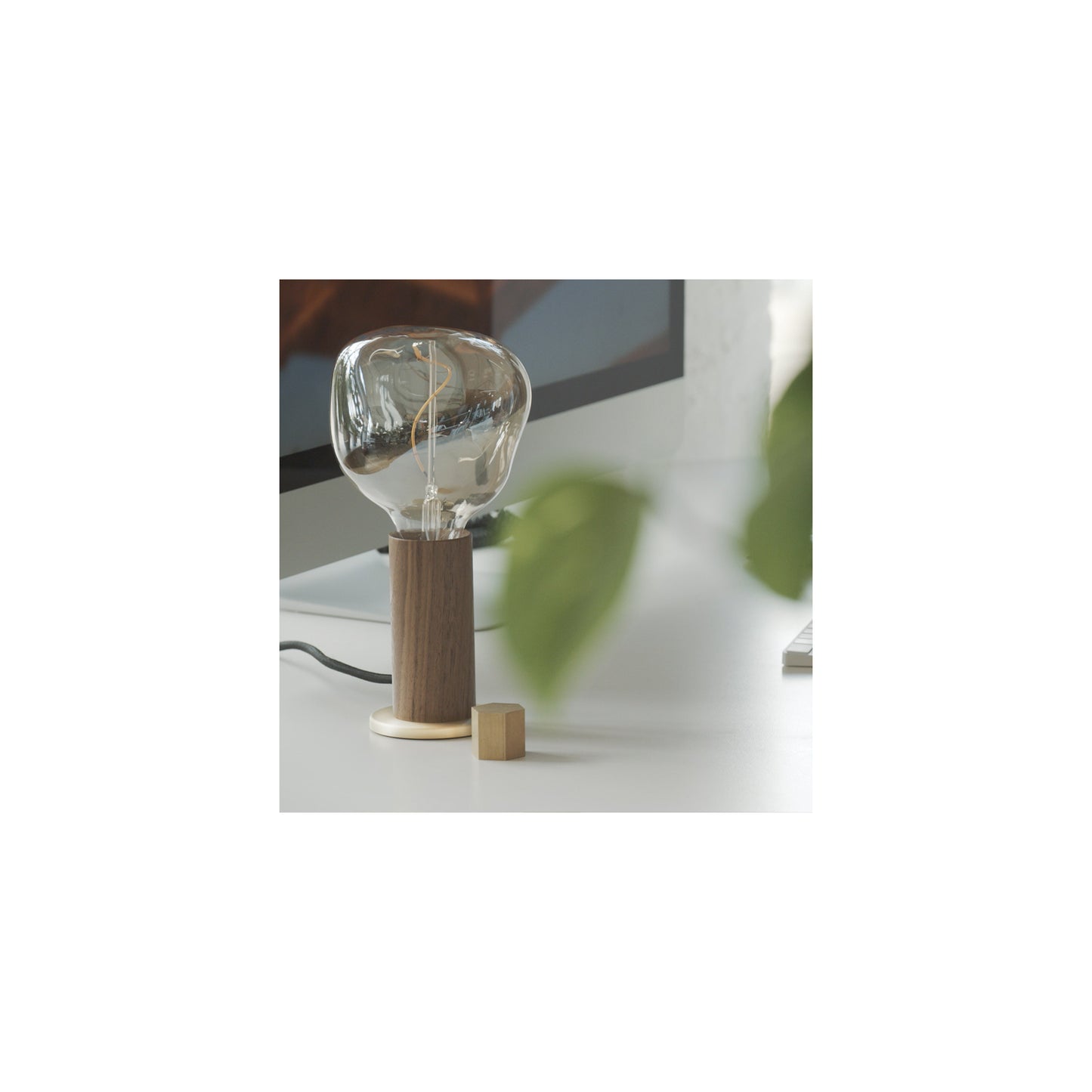 Table Lamp with Voronoi-I Bulb