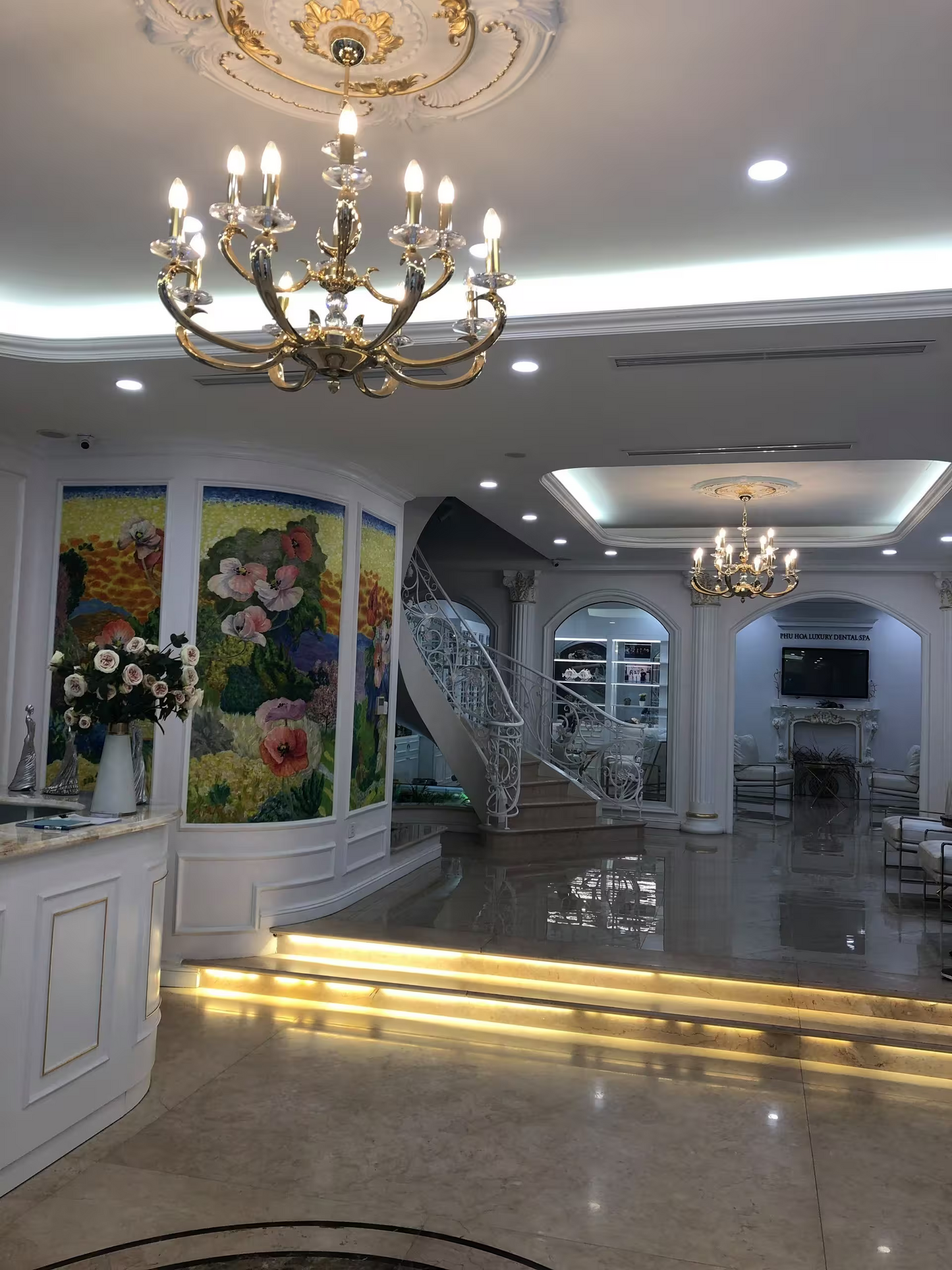 Esbelta 8-Light Chandelier with Asfour Lead Crystal