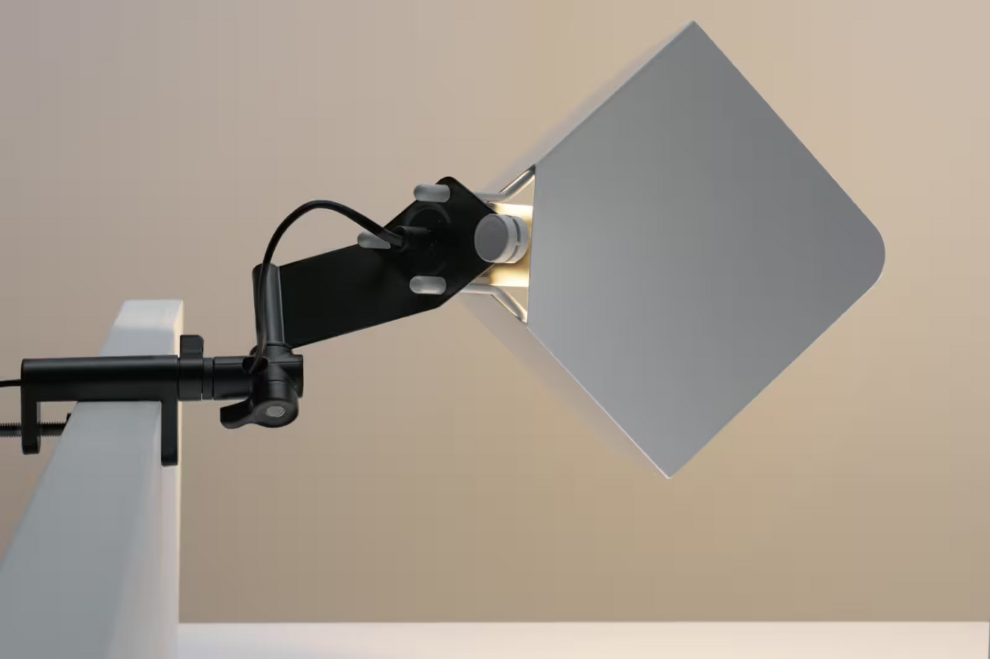 Triedro Morsetto Table & Wall Light