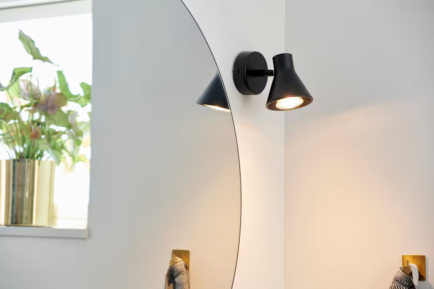Eik Wall Light