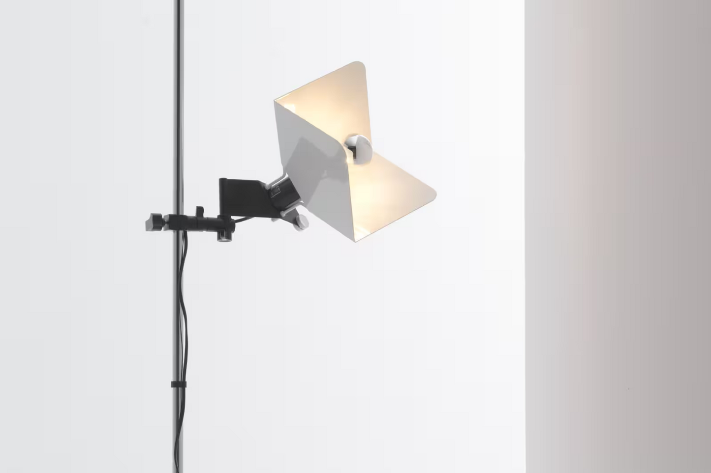 Triedro Floor Lamp