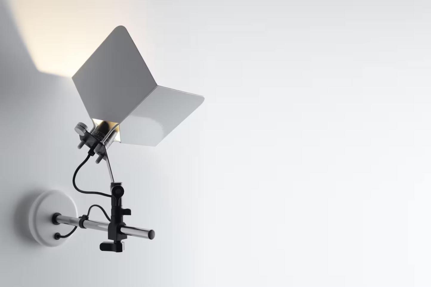 Triedro Wall Light