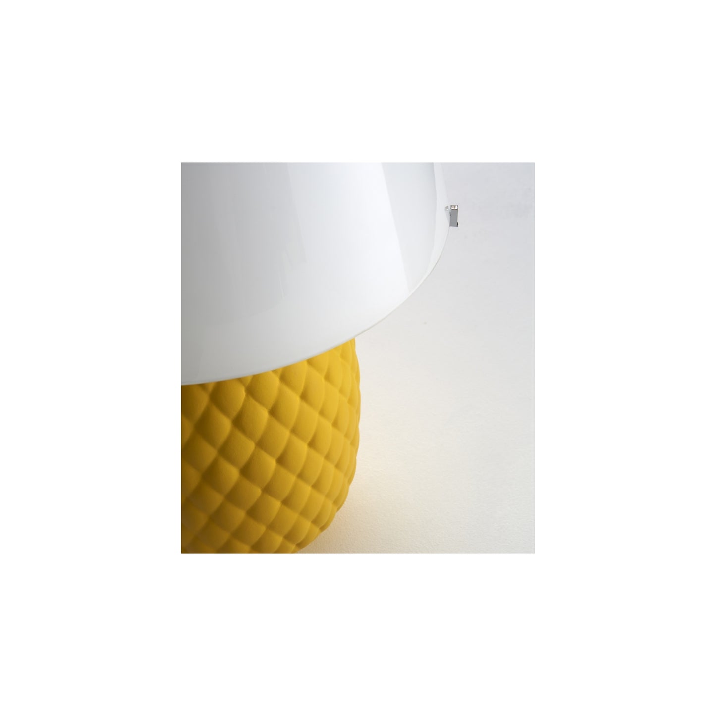 Pineapple Table Lamp with Rhombus Texture Shape