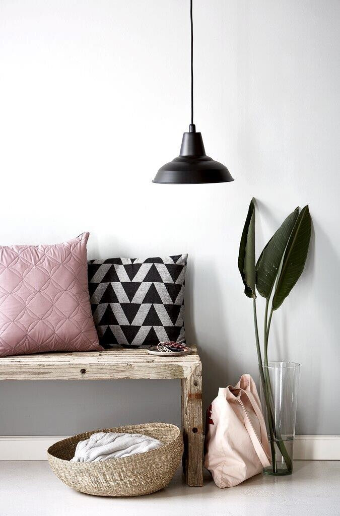Lyne Metal Pendant Black
