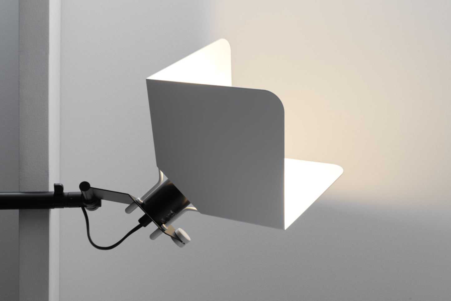 Triedro Wall Light