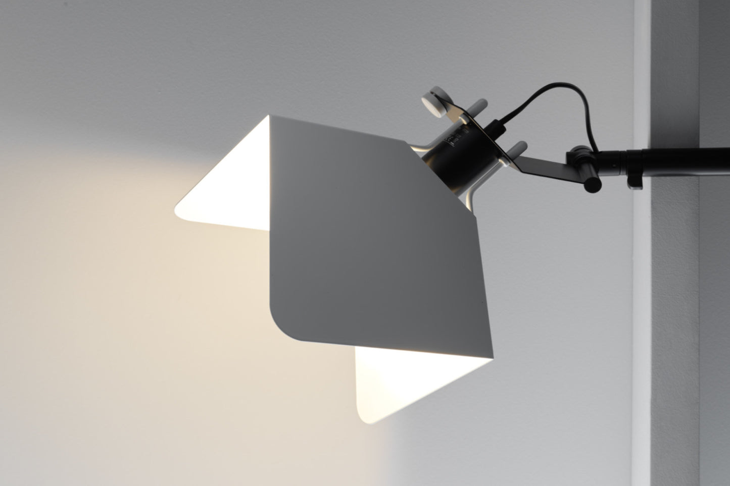 Triedro Wall Light