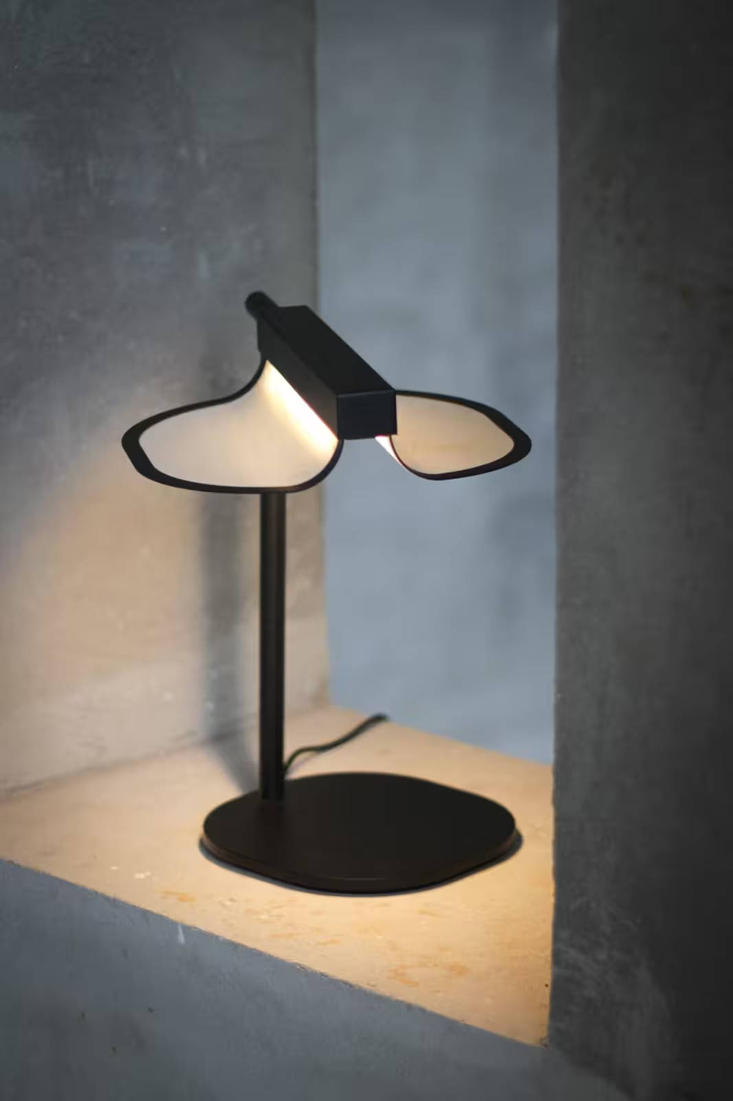 Omma 1 Leaf Table Lamp