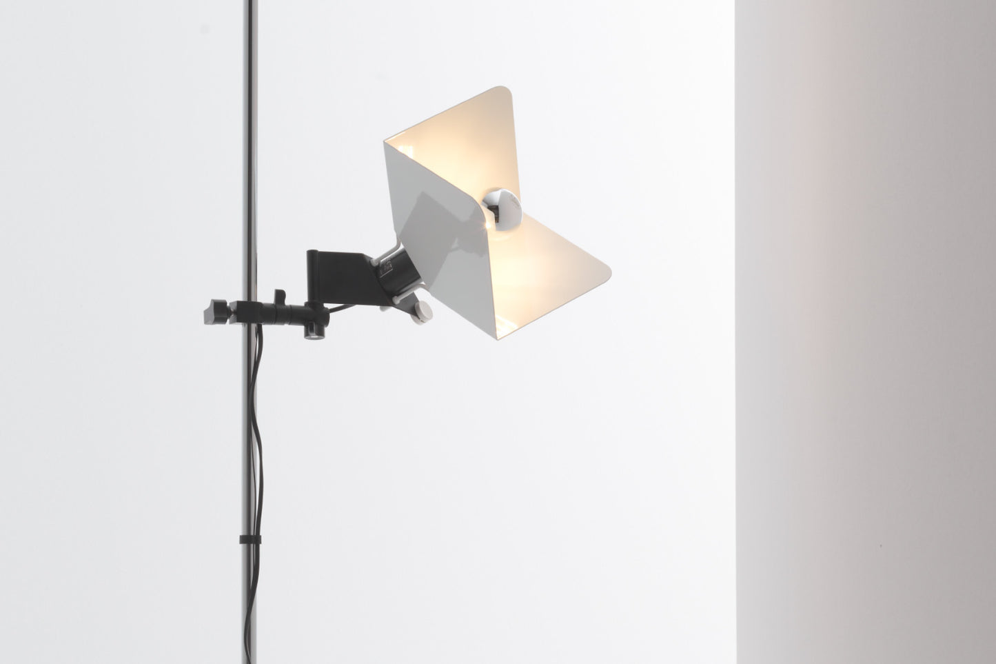 Triedro Floor Lamp
