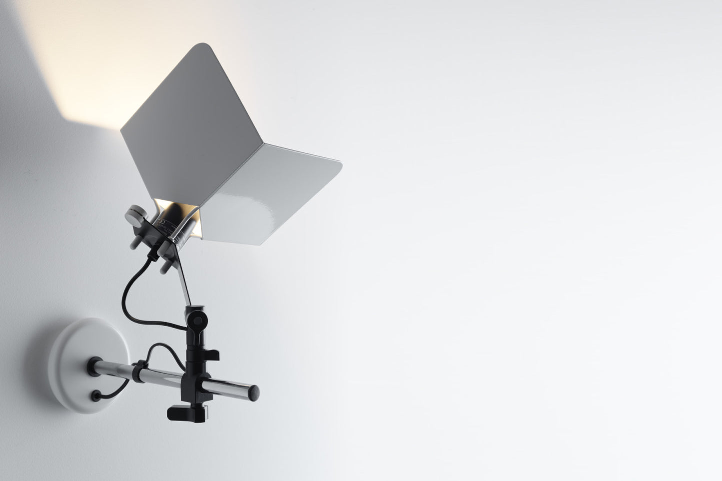Triedro Wall Light